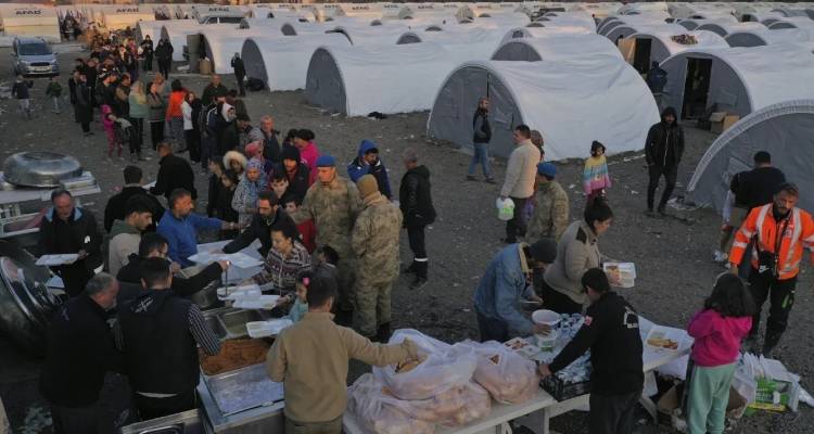 Σάλος στην Τουρκία: Η Ερυθρά Ημισέληνος πούλησε, αντί να δωρίσει σκηνές σε σεισμόπληκτους -Έντονες αντιδράσεις