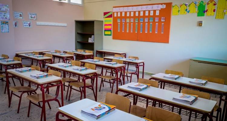 &Kappa;&lambda;&epsilon;ί&nu;&omicron;&upsilon;&nu; &tau;&alpha; &sigma;&chi;&omicron;&lambda;&epsilon;ί&alpha; &gamma;&iota;&alpha; &kappa;&alpha;&lambda;&omicron;&kappa;&alpha;ί&rho;&iota;: &Tau;&epsilon;&lambda;&epsilon;&upsilon;&tau;&alpha;ί&alpha; &epsilon;&beta;&delta;&omicron;&mu;ά&delta;&alpha; &mu;&alpha;&theta;&eta;&mu;ά&tau;&omega;&nu; &sigma;&epsilon; &Nu;&eta;&pi;&iota;&alpha;&gamma;&omega;&gamma;&epsilon;ί&alpha; &kappa;&alpha;&iota; &Delta;&eta;&mu;&omicron;&tau;&iota;&kappa;ά