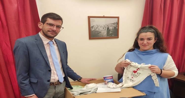 Άγ. Ευστράτιος: Βρεφικό πακέτο από την &quot;ΑΠΟΣΤΟΛH&quot; και την τράπεζα EUROBANΚ για νεογέννητο
