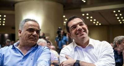&Omicron; &Tau;&sigma;ί&pi;&rho;&alpha;&sigmaf; &beta;ά&zeta;&epsilon;&iota;, &pi;&rho;&omicron;&sigmaf; &tau;&omicron; &pi;&alpha;&rho;ό&nu;, &sigma;&tau;&eta;&nu; ά&kappa;&rho;&eta; &tau;&eta;&nu;... &laquo;&Sigma;&kappa;&omicron;&upsilon;&rho;&lambda;&epsilon;&tau;&iota;ά&delta;&alpha;&raquo;