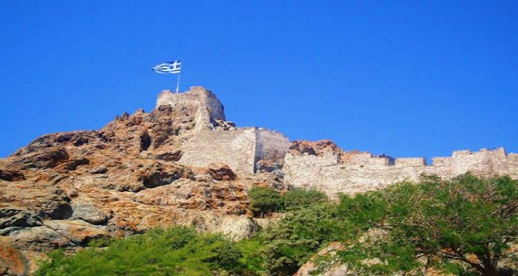 Ο άνεμος έκοψε τη σημαία από το κάστρο