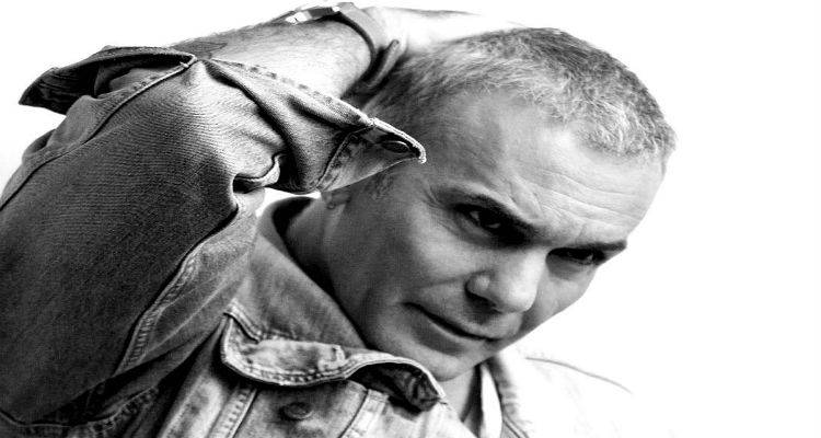 Ο Στέλιος Ρόκκος φωτογραφίζεται στο κρεβάτι του με τη σύντροφο και τον… σκύλο του (photo)