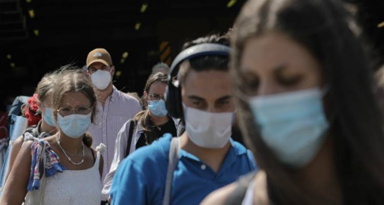 &Kappa;&omicron;&rho;&omega;&nu;&omicron;ϊό&sigmaf;: &Gamma;&iota;&alpha;&tau;ί &epsilon;ί&nu;&alpha;&iota; &kappa;&rho;ί&sigma;&iota;&mu;&eta; &eta; &sigma;&tau;&iota;&gamma;&mu;ή &gamma;&iota;&alpha; &tau;&omicron;&nu; &pi;&epsilon;&rho;&iota;&omicron;&rho;&iota;&sigma;&mu;ό &tau;&eta;&sigmaf; &pi;&alpha;&nu;&delta;&eta;&mu;ί&alpha;&sigmaf; &sigma;&tau;&eta; &chi;ώ&rho;&alpha; | &Tau;&iota; &delta;&epsilon;ί&chi;&nu;&epsilon;&iota; &tau;&omicron; Rt &sigma;&tau;&omicron; 0,72