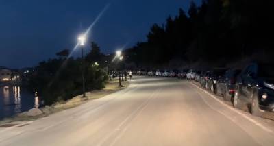 Ό&tau;&alpha;&nu; &kappa;&omicron;&iota;&tau;ά&zeta;&epsilon;&tau;&epsilon; &alpha;&upsilon;&tau;ή &tau;&eta;&nu; &epsilon;&iota;&kappa;ό&nu;&alpha; &tau;&iota; &beta;&lambda;έ&pi;&epsilon;&tau;&epsilon;;