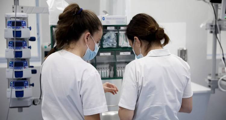 «Καμπανάκι» από Γώγο και Τζανάκη: Αύξηση νοσηλειών κατά 25% ημερησίως | Aνοδος στις διασωληνώσεις