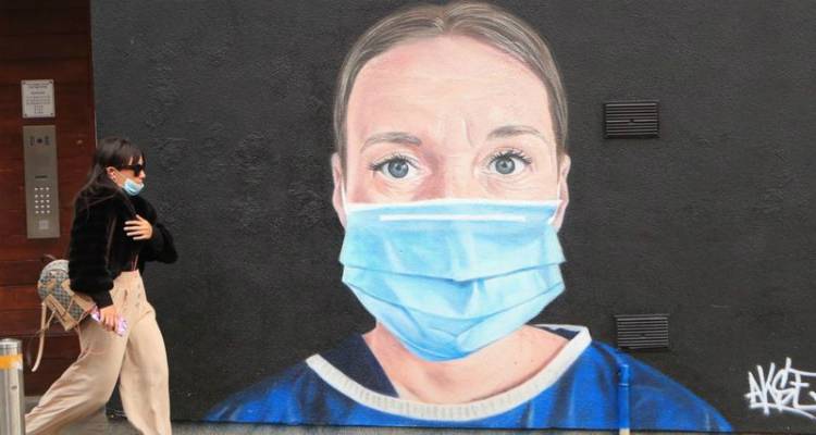 &Kappa;&omicron;&rho;&omicron;&nu;&omicron;ϊό&sigmaf; &ndash; &Beta;&rho;&epsilon;&tau;&alpha;&nu;ί&alpha;: &Sigma;&epsilon; &tau;&rho;&omicron;&chi;&iota;ά lockdown &kappa;&alpha;&iota; &tau;&omicron; &Mu;ά&nu;&tau;&sigma;&epsilon;&sigma;&tau;&epsilon;&rho;