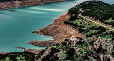 &Epsilon;&nu;&tau;&upsilon;&pi;&omega;&sigma;&iota;&alpha;&kappa;ή &laquo;&alpha;&nu;ά&sigma;&alpha;&raquo; &gamma;&iota;&alpha; &tau;&omicron;&nu; &Mu;ό&rho;&nu;&omicron;: &Tau;&rho;&iota;&pi;&lambda;&alpha;&sigma;&iota;ά&sigma;&tau;&eta;&kappa;&alpha;&nu; &tau;&alpha; &alpha;&pi;&omicron;&theta;έ&mu;&alpha;&tau;&alpha; &nu;&epsilon;&rho;&omicron;ύ, &beta;&upsilon;&theta;ί&sigma;&tau;&eta;&kappa;&epsilon; &xi;&alpha;&nu;ά &tau;&omicron; &chi;&omega;&rho;&iota;ό &Kappa;ά&lambda;&lambda;&iota;&omicron;, &delta;&epsilon;ί&tau;&epsilon; &beta;ί&nu;&tau;&epsilon;&omicron; &mu;&epsilon; &tau;&omicron; &pi;&rho;&iota;&nu; &kappa;&alpha;&iota; &tau;&omicron; &mu;&epsilon;&tau;ά