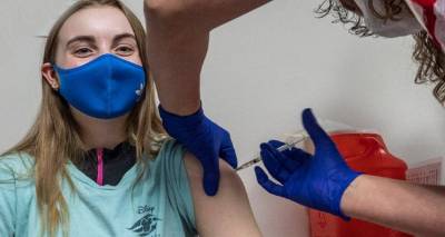 &Alpha;&nu;&omicron;ί&gamma;&omicron;&upsilon;&nu; &pi;ά&nu;&omega; &alpha;&pi;ό 400.000 &nu;έ&alpha; &rho;&alpha;&nu;&tau;&epsilon;&beta;&omicron;ύ &mu;&epsilon; Pfizer, Moderna &kappa;&alpha;&iota; Johnson &amp; Johnson