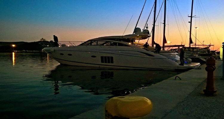 Το πρώτο γιοτ της σεζόν στο λιμάνι της Μύρινας (photos)