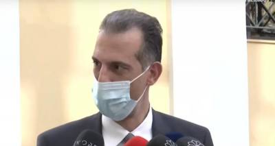 Nέ&alpha; &epsilon;&xi;έ&lambda;&iota;&xi;&eta;: &Pi;&alpha;&rho;&alpha;&iota;&tau;ή&theta;&eta;&kappa;&epsilon; &omicron; έ&nu;&alpha;&sigmaf; &alpha;&pi;ό &tau;&omicron;&upsilon;&sigmaf; &delta;ύ&omicron; &delta;&iota;&kappa;&eta;&gamma;ό&rho;&omicron;&upsilon;&sigmaf; &tau;&omicron;&upsilon; &sigma;&upsilon;&zeta;&upsilon;&gamma;&omicron;&kappa;&tau;ό&nu;&omicron;&upsilon;, &lambda;ί&gamma;&omicron; &pi;&rho;&iota;&nu; &omicron;&delta;&eta;&gamma;&eta;&theta;&epsilon;ί &sigma;&tau;&omicron;&nu; &alpha;&nu;&alpha;&kappa;&rho;&iota;&tau;ή