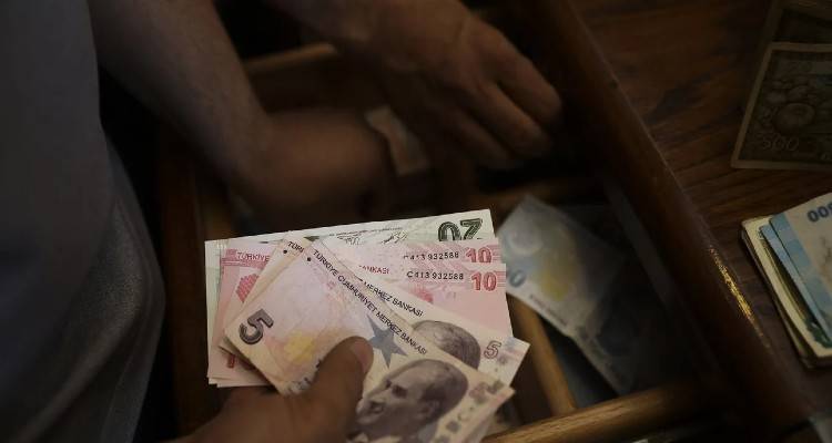 Τουρκία: Καταρρέει η λίρα μετά την καθαίρεση του διοικητή της κεντρικής τράπεζας