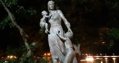 &laquo;&Mu;ά&nu;&alpha; &Mu;&iota;&kappa;&rho;&alpha;&sigma;&iota;ά&tau;&iota;&sigma;&sigma;&alpha;&raquo;: &Tau;&rho;&alpha;&gamma;&omicron;ύ&delta;&iota; &tau;&omicron;&upsilon; &Gamma;&iota;ά&nu;&nu;&eta; &Xi;&eta;&rho;&omicron;&mu;&epsilon;&rho;ί&tau;&eta; &epsilon;&mu;&pi;&nu;&epsilon;&upsilon;&sigma;&mu;έ&nu;&omicron; &alpha;&pi;ό &tau;&omicron; ά&gamma;&alpha;&lambda;&mu;&alpha; &tau;&eta;&sigmaf; &Nu;έ&alpha;&sigmaf; &Kappa;&omicron;ύ&tau;&alpha;&lambda;&eta;&sigmaf;