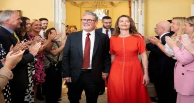&Beta;&rho;&epsilon;&tau;&alpha;&nu;ί&alpha;: &Tau;&alpha; &delta;ώ&rho;&alpha; &tau;&omicron;&upsilon; &lambda;ό&rho;&delta;&omicron;&upsilon; Ά&lambda;&lambda;&iota; &pi;&rho;&omicron;&beta;&lambda;&eta;&mu;&alpha;&tau;ί&zeta;&omicron;&upsilon;&nu; &tau;&omicron;&nu; &sigma;&epsilon;&rho; &Kappa;&iota;&rho; &Sigma;&tau;ά&rho;&mu;&epsilon;&rho; &kappa;&alpha;&iota; &tau;&eta;&nu; &kappa;&upsilon;&beta;έ&rho;&nu;&eta;&sigma;ή &tau;&omicron;&upsilon;