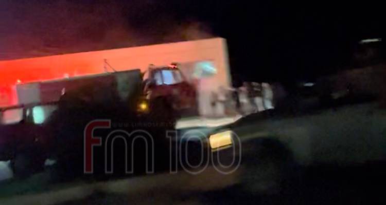 Φωτιά σε κτίριο απέναντι από τις κεντρικές εγκαταστάσεις της μεταφορικής  Ήφαιστος | Τέθηκε υπό έλεγχο