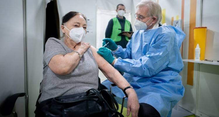 Πανδημία Covid: Σε “σημείο καμπής” το πρόγραμμα εμβολιασμών της ΕΕ