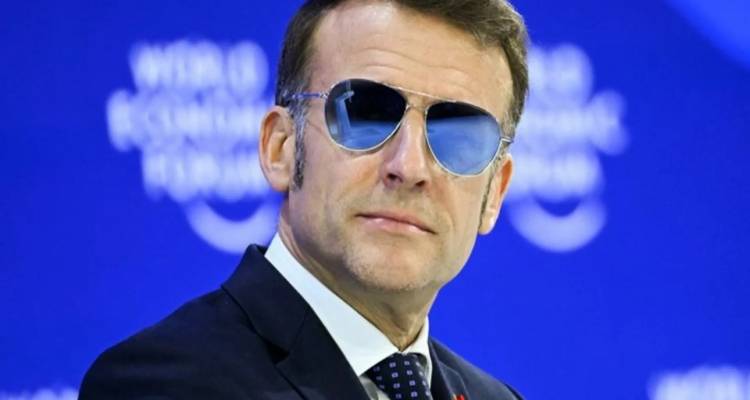 &Kappa;&alpha;&iota; &sigma;&tau;&omicron; &Nu;&tau;&alpha;&beta;ό&sigmaf; &mu;&epsilon; &gamma;&upsilon;&alpha;&lambda;&iota;ά &eta;&lambda;ί&omicron;&upsilon; &mu;ί&lambda;&eta;&sigma;&epsilon; &omicron; &Mu;&alpha;&kappa;&rho;ό&nu; -&Tau;&iota; &sigma;&upsilon;&mu;&beta;&alpha;ί&nu;&epsilon;&iota; &mu;&epsilon; &tau;&omicron; &mu;ά&tau;&iota; &tau;&omicron;&upsilon; &Gamma;ά&lambda;&lambda;&omicron;&upsilon; &pi;&rho;&omicron;έ&delta;&rho;&omicron;&upsilon;