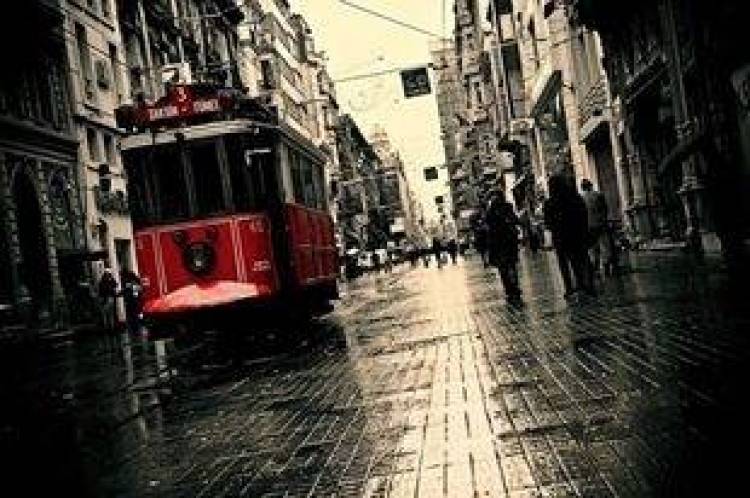 &Tau;&omicron; &tau;&rho;&alpha;&mu; &tau;&eta;&sigmaf; &pi;&lambda;&alpha;&tau;&epsilon;ί&alpha;&sigmaf; &Tau;&alpha;&xi;ί&mu;