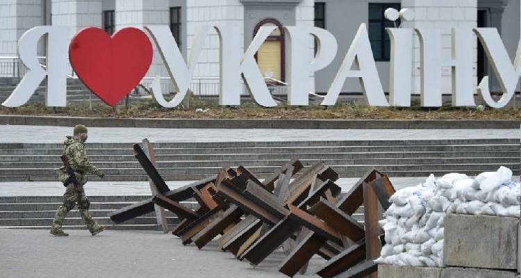 &Pi;ό&lambda;&epsilon;&mu;&omicron;&sigmaf; &sigma;&tau;&eta;&nu; &Omicron;&upsilon;&kappa;&rho;&alpha;&nu;ί&alpha;: &Tau;&omicron; &Kappa;ί&epsilon;&beta;&omicron; &pi;&omicron;&lambda;&iota;&omicron;&rho;&kappa;&epsilon;ί&tau;&alpha;&iota; &kappa;&alpha;&iota; &alpha;&nu;&tau;&iota;&sigma;&tau;έ&kappa;&epsilon;&tau;&alpha;&iota;