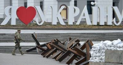 &Pi;ό&lambda;&epsilon;&mu;&omicron;&sigmaf; &sigma;&tau;&eta;&nu; &Omicron;&upsilon;&kappa;&rho;&alpha;&nu;ί&alpha;: &Tau;&omicron; &Kappa;ί&epsilon;&beta;&omicron; &pi;&omicron;&lambda;&iota;&omicron;&rho;&kappa;&epsilon;ί&tau;&alpha;&iota; &kappa;&alpha;&iota; &alpha;&nu;&tau;&iota;&sigma;&tau;έ&kappa;&epsilon;&tau;&alpha;&iota;