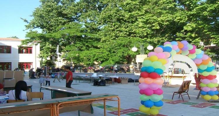 &Omicron;&iota; &mu;&alpha;&theta;&eta;&tau;έ&sigmaf; &tau;&omicron;&upsilon; 2&omicron;&upsilon; &Delta;&eta;&mu;&omicron;&tau;&iota;&kappa;&omicron;ύ &Mu;ύ&rho;&iota;&nu;&alpha;&sigmaf; &laquo;&Mu;&alpha;&theta;&alpha;ί&nu;&omicron;&upsilon;&nu; &nu;&alpha; &sigma;&upsilon;&nu;&epsilon;&rho;&gamma;ά&zeta;&omicron;&nu;&tau;&alpha;&iota; &pi;&alpha;ί&zeta;&omicron;&nu;&tau;&alpha;&sigmaf;&raquo;