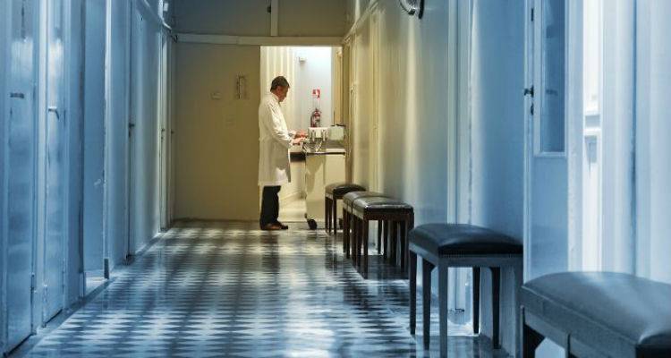 &Gamma;&iota;&alpha;&tau;&rho;ό&sigmaf; &delta;&eta;&mu;ό&sigma;&iota;&omicron;&upsilon; &nu;&omicron;&sigma;&omicron;&kappa;&omicron;&mu;&epsilon;ί&omicron;&upsilon; &laquo;&phi;έ&sigma;&omega;&sigma;&epsilon;&raquo; &mu;&epsilon; 6 &epsilon;&kappa;&alpha;&tau;&omicron;&mu;&mu;ύ&rho;&iota;&alpha; &epsilon;&upsilon;&rho;ώ &tau;&omicron;&nu; &Epsilon;&Omicron;&Pi;&Upsilon;&Upsilon; | &Mu;έ&sigma;&alpha; &sigma;&epsilon; &mu;ό&lambda;&iota;&sigmaf; &tau;&rho;ί&alpha; &chi;&rho;ό&nu;&iota;&alpha;