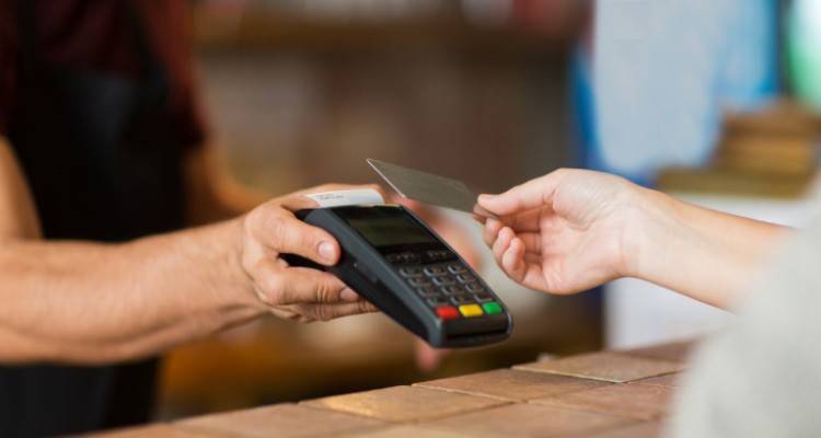 Πλαφόν στις e-δαπάνες | Το ΥΠΟΙΚ κατεβάζει το όριο των ηλεκτρονικών αποδείξεων