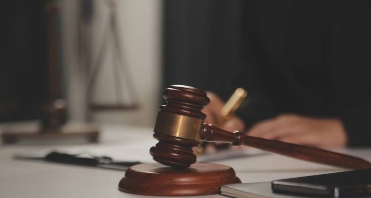 &Theta;&epsilon;&sigma;&sigma;&alpha;&lambda;&omicron;&nu;ί&kappa;&eta;: &Alpha;&pi;&epsilon;ί&lambda;&eta;&sigma;&epsilon; &nu;&alpha; &sigma;&kappa;&omicron;&tau;ώ&sigma;&epsilon;&iota; &tau;&eta; &mu;&eta;&tau;έ&rho;&alpha; &tau;&omicron;&upsilon; &kappa;&alpha;&iota; &kappa;&alpha;&tau;&alpha;&delta;&iota;&kappa;ά&sigma;&tau;&eta;&kappa;&epsilon; -  &laquo;&Epsilon;&xi;&omicron;&mu;&omicron;&lambda;&omicron;&gamma;&omicron;ύ&mu;&alpha;&iota; &sigma;&epsilon; &pi;&alpha;&pi;ά, &delta;&epsilon;&nu; έ&chi;&omega; &pi;&rho;&omicron;&beta;&lambda;ή&mu;&alpha;&tau;&alpha; &theta;&upsilon;&mu;&omicron;ύ&raquo; &epsilon;ί&pi;&epsilon; &sigma;&tau;&omicron; &delta;&iota;&kappa;&alpha;&sigma;&tau;ή&rho;&iota;&omicron;