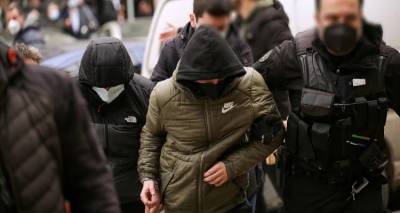 &Delta;&omicron;&lambda;&omicron;&phi;&omicron;&nu;ί&alpha; &Alpha;&lambda;&kappa;&eta; &Kappa;&alpha;&mu;&pi;&alpha;&nu;&omicron;ύ: &Sigma;&omicron;&kappa;ά&rho;&epsilon;&iota; &eta; &iota;&alpha;&tau;&rho;&omicron;&delta;&iota;&kappa;&alpha;&sigma;&tau;ή&sigmaf; | &laquo;&Sigma;&tau;&omicron;&chi;&epsilon;&upsilon;&mu;έ&nu;&alpha; &chi;&tau;&upsilon;&pi;ή&mu;&alpha;&tau;&alpha;, &sigma;&epsilon; &kappa;&epsilon;&phi;ά&lambda;&iota;, &pi;ό&delta;&iota;&alpha;, ή&theta;&epsilon;&lambda;&alpha;&nu; &nu;&alpha; &sigma;&kappa;&omicron;&tau;ώ&sigma;&omicron;&upsilon;&nu;&raquo;