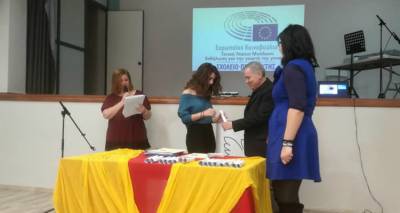 &Gamma;&Epsilon;&Lambda; &Mu;&omicron;ύ&delta;&rho;&omicron;&upsilon;: &Omega;&sigmaf; &laquo;&Sigma;&chi;&omicron;&lambda;&epsilon;ί&omicron; - &Pi;&rho;&epsilon;&sigma;&beta;&epsilon;&upsilon;&tau;ή&sigmaf; &tau;&omicron;&upsilon; &Epsilon;&upsilon;&rho;&omega;&pi;&alpha;ϊ&kappa;&omicron;ύ &Kappa;&omicron;&iota;&nu;&omicron;&beta;&omicron;&upsilon;&lambda;ί&omicron;&upsilon;&raquo; &tau;ί&mu;&eta;&sigma;&epsilon; &tau;&eta;&nu; &Eta;&mu;έ&rho;&alpha; &tau;&eta;&sigmaf; &Gamma;&upsilon;&nu;&alpha;ί&kappa;&alpha;&sigmaf; (photos)