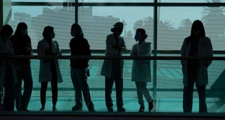 &Epsilon;&pi;&iota;&chi;&epsilon;ί&rho;&eta;&sigma;&eta; &laquo;&Epsilon;&lambda;&epsilon;&upsilon;&theta;&epsilon;&rho;ί&alpha;&raquo;: &Pi;ώ&sigmaf; &theta;&alpha; &gamma;ί&nu;&epsilon;&iota; &omicron; &epsilon;&mu;&beta;&omicron;&lambda;&iota;&alpha;&sigma;&mu;ό&sigmaf; &gamma;&iota;&alpha; &tau;&omicron;&nu; &kappa;&omicron;&rho;&omega;&nu;&omicron;ϊό -&Pi;ό&tau;&epsilon; &xi;&epsilon;&kappa;&iota;&nu;ά &sigma;&tau;&eta;&nu; &Epsilon;&lambda;&lambda;ά&delta;&alpha;