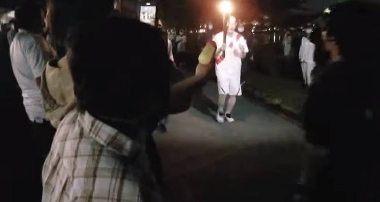 Ιαπωνία: Γυναίκα προσπάθησε να σβήσει με... νεροπίστολο την Ολυμπιακή Φλόγα [βίντεο]