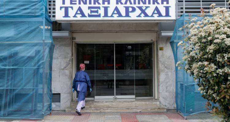 Κορωνοϊός: Αγωνία μετά τους 3 νεκρούς και τα νέα κρούσματα σε «Ταξιάρχαι» και «Κασταλία»