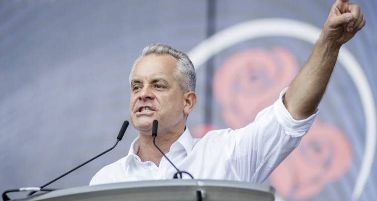 &Epsilon;&mu;&epsilon;&nu;&epsilon; &sigma;&tau;&eta; &Beta;&omicron;ύ&lambda;&alpha;, &tau;&omicron;&nu; &kappa;&alpha;&tau;έ&beta;&alpha;&sigma;&epsilon; &alpha;&pi;ό &alpha;&epsilon;&rho;&omicron;&pi;&lambda;ά&nu;&omicron; &eta; &Epsilon;&Lambda;&Alpha;&Sigma; &kappa;&alpha;&iota; &tau;&omicron;&nu; &sigma;&upsilon;&nu;έ&lambda;&alpha;&beta;&epsilon; | &Omicron; &Mu;&omicron;&lambda;&delta;&alpha;&beta;ό&sigmaf; &omicron;&lambda;&iota;&gamma;ά&rho;&chi;&eta;&sigmaf; &pi;&omicron;&upsilon; &epsilon;&nu;&epsilon;&pi;&lambda;ά&kappa;&eta; &sigma;&tau;&eta;&nu; &laquo;&kappa;&lambda;&omicron;&pi;ή &tau;&omicron;&upsilon; &alpha;&iota;ώ&nu;&alpha;&raquo;