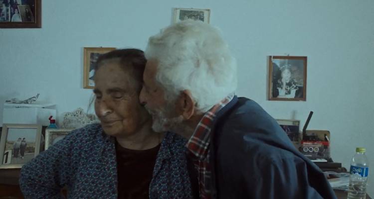 O &Gamma;&iota;ώ&rho;&gamma;&omicron;&sigmaf; &kappa;&alpha;&iota; &eta; &Pi;&omicron;&theta;&eta;&tau;ή &zeta;&omicron;&upsilon;&nu; &mu;&alpha;&zeta;ί &sigma;&tau;&eta; &Sigma;&chi;&omicron;&iota;&nu;&omicron;ύ&sigma;&alpha; &epsilon;&delta;ώ &kappa;&alpha;&iota; 58 &chi;&rho;ό&nu;&iota;&alpha;