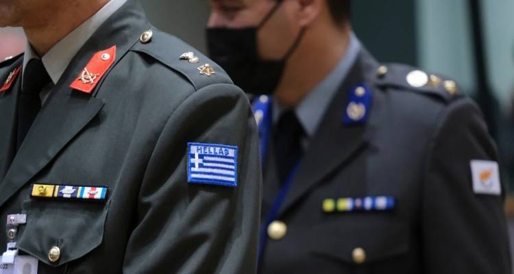 To νέο μισθολόγιο των Ενστόλων: Aυξήσεις και αναδρομικά έως 3 μήνες | Πότε και πόσα θα λάβουν [παραδείγματα]