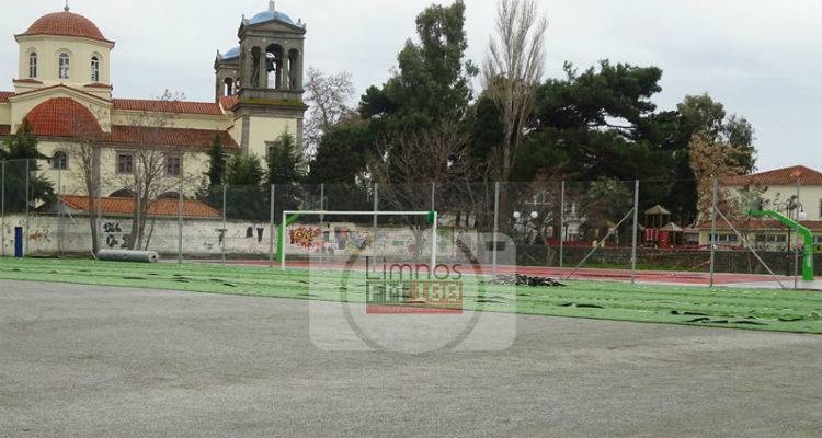 Χλοοτάπητας στο «ξερό» γήπεδο της Μύρινας (photos)