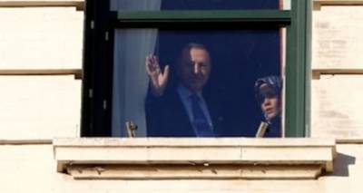 &Sigma;&tau;&iota;&sigmaf; &Eta;&Pi;&Alpha; &omicron; &Epsilon;&rho;&nu;&tau;&omicron;&gamma;ά&nu; &gamma;&iota;&alpha; &tau;&eta; &sigma;&upsilon;&nu;ά&nu;&tau;&eta;&sigma;&eta; &mu;&epsilon; &Tau;&rho;&alpha;&mu;&pi; | &Phi;&rho;&omicron;ύ&rho;&iota;&omicron; &tau;&omicron; &xi;&epsilon;&nu;&omicron;&delta;&omicron;&chi;&epsilon;ί&omicron; &pi;&omicron;&upsilon; &mu;έ&nu;&epsilon;&iota;