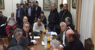 &laquo;&Theta;&epsilon;&rho;&mu;ή&raquo; &upsilon;&pi;&omicron;&delta;&omicron;&chi;ή &alpha;&gamma;&rho;&omicron;&tau;ώ&nu; &sigma;&epsilon; &Tau;&sigma;&iota;&rho;ώ&nu;&eta; &sigma;&tau;&omicron; &Alpha;ί&gamma;&iota;&omicron;: &Kappa;ά&nu;&epsilon;&iota;&sigmaf; &pi;&omicron;&lambda;&iota;&tau;&iota;&kappa;ή &gamma;&iota;&alpha; &tau;&omicron;&nu; &Sigma;ό&iota;&mu;&pi;&lambda;&epsilon; &kappa;&alpha;&iota; &tau;&alpha; &mu;&nu;&eta;&mu;ό&nu;&iota;&alpha;