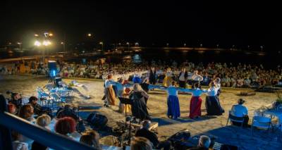 &laquo;Έ&mu;&omicron;&rho;&phi;&eta; &Kappa;&omicron;ύ&tau;&alpha;&lambda;&iota;&sigmaf;&raquo;: &Epsilon;&nu;&theta;&omicron;&upsilon;&sigma;&iota;&alpha;&sigma;&mu;ό&sigmaf; &kappa;&alpha;&iota; &sigma;&upsilon;&gamma;&kappa;ί&nu;&eta;&sigma;&eta; &gamma;&iota;&alpha; &tau;&eta;&nu; &epsilon;&pi;&epsilon;&tau;&epsilon;&iota;&alpha;&kappa;ή &pi;&alpha;&rho;ά&sigma;&tau;&alpha;&sigma;&eta; &tau;&omicron;&upsilon; &Sigma;&upsilon;&lambda;&lambda;ό&gamma;&omicron;&upsilon; &laquo;&Nu;ό&sigma;&tau;&omicron;&sigmaf;&raquo;