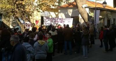 &laquo;&Omicron;&rho;ί&zeta;&omicron;&nu;&tau;&epsilon;&sigmaf;&raquo; &kappa;&alpha;&iota; &Epsilon;&iota;&delta;&iota;&kappa;ά &Sigma;&chi;&omicron;&lambda;&epsilon;ί&alpha; &tau;&eta;&sigmaf; &Lambda;ή&mu;&nu;&omicron;&upsilon; &epsilon;&upsilon;&chi;&alpha;&rho;&iota;&sigma;&tau;&omicron;ύ&nu; &gamma;&iota;&alpha; &tau;&eta;&nu; &epsilon;&kappa;&delta;ή&lambda;&omega;&sigma;&eta; &laquo;Έ&lambda;&alpha; &gamma;&iota;&alpha; &lambda;ί&gamma;&omicron; &sigma;&tau;&eta; &theta;έ&sigma;&eta; &mu;&omicron;&upsilon;&raquo;