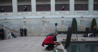 &Eta; &kappa;. &Delta;&epsilon;&sigma;&pi;&omicron;&tau;έ&rho;&eta; &kappa;&alpha;&iota; &omicron; &kappa;. Claven &tau;&eta; &sigma;&tau;&iota;&gamma;&mu;ή &pi;&omicron;&upsilon; &kappa;&alpha;&tau;&alpha;&theta;έ&tau;&omicron;&upsilon;&nu; &sigma;&tau;&epsilon;&phi;ά&nu;&iota; &sigma;&tau;&omicron; &Alpha;&upsilon;&sigma;&tau;&rho;&alpha;&lambda;&iota;&alpha;&nu;ό &Mu;&nu;&eta;&mu;&epsilon;ί&omicron; &Pi;&omicron;&lambda;έ&mu;&omicron;&upsilon; &epsilon;&kappa; &mu;έ&rho;&omicron;&upsilon;&sigmaf; &tau;&eta;&sigmaf; &Epsilon;&pi;&iota;&tau;&rho;&omicron;&pi;ή&sigmaf; &Mu;&nu;ή&mu;&eta;&sigmaf; &Lambda;ή&mu;&nu;&omicron;&upsilon;-&Kappa;&alpha;&lambda;&lambda;ί&pi;&omicron;&lambda;&eta;&sigmaf;