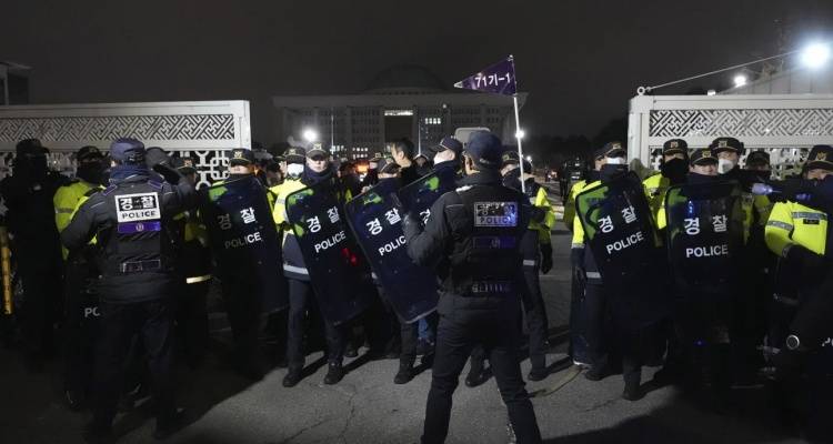 Στρατιωτικό νόμο στη Νότια Κορέα κήρυξε ο πρόεδρος -«Φιλοβορειοκορεατικές δυνάμεις ελέγχουν τη Βουλή»