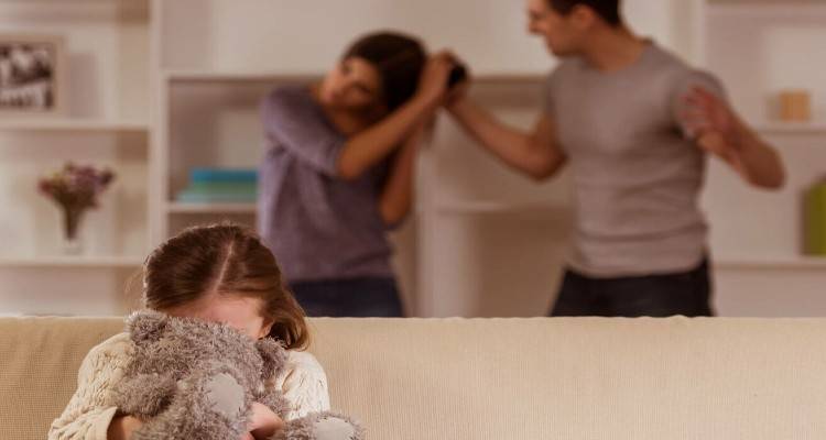 Η σκοτεινή πλευρά της καραντίνας | Ο κορονοϊός φέρνει έκρηξη της ενδοοικογενειακής βίας