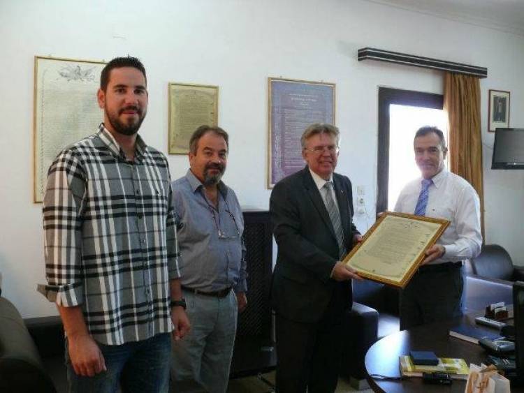 &Sigma;&tau;&omicron;&nu; Έ&pi;&alpha;&rho;&chi;&omicron; &Lambda;ή&mu;&nu;&omicron;&upsilon; &sigma;ή&mu;&epsilon;&rho;&alpha; &omicron; &Alpha;&lambda;&epsilon;&xi;έ&iota; &Pi;&omicron;&pi;ό&phi;