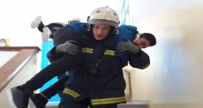 &Pi;&upsilon;&rho;&omicron;&sigma;&beta;&epsilon;&sigma;&tau;&iota;&kappa;ή &Lambda;ή&mu;&nu;&omicron;&upsilon;: &Epsilon;&nu;&tau;&upsilon;&pi;&omega;&sigma;&iota;&alpha;&kappa;ή ά&sigma;&kappa;&eta;&sigma;&eta; &mu;&epsilon; &tau;&eta; &beta;&omicron;ή&theta;&epsilon;&iota;&alpha; &tau;&omicron;&upsilon; &Gamma;&upsilon;&mu;&nu;&alpha;&sigma;ί&omicron;&upsilon; &Lambda;&iota;&beta;&alpha;&delta;&omicron;&chi;&omega;&rho;ί&omicron;&upsilon; (photos)