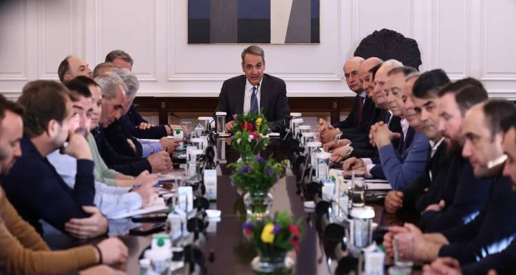 &Sigma;ή&mu;&epsilon;&rho;&alpha; &eta; &nu;έ&alpha; &sigma;&upsilon;&nu;ά&nu;&tau;&eta;&sigma;&eta; &Mu;&eta;&tau;&sigma;&omicron;&tau;ά&kappa;&eta;-&alpha;&gamma;&rho;&omicron;&tau;ώ&nu;: &laquo;Ό&chi;&iota;&raquo; &sigma;&epsilon; &nu;έ&epsilon;&sigmaf; &pi;&alpha;&rho;&omicron;&chi;έ&sigmaf; &alpha;&pi;ό &tau;&eta;&nu; &kappa;&upsilon;&beta;έ&rho;&nu;&eta;&sigma;&eta;, &sigma;&tau;ό&chi;&omicron;&sigmaf; &nu;&alpha; &phi;ύ&gamma;&omicron;&upsilon;&nu; &tau;&alpha; &tau;&rho;&alpha;&kappa;&tau;έ&rho; &alpha;&pi;ό &tau;&omicron;&upsilon;&sigmaf; &delta;&rho;ό&mu;&omicron;&upsilon;&sigmaf;
