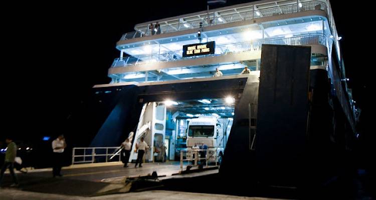 &Mu;&pi;ά&chi;&alpha;&lambda;&omicron; &sigma;&tau;&eta;&nu; &Iota;&kappa;&alpha;&rho;ί&alpha;: 220 &epsilon;&pi;&iota;&beta;ά&tau;&epsilon;&sigmaf; έ&beta;&gamma;&alpha;&lambda;&alpha;&nu; &epsilon;&iota;&sigma;&iota;&tau;ή&rho;&iota;&omicron; &gamma;&iota;&alpha; &Sigma;ύ&rho;&omicron; &epsilon;&nu;ώ &pi;ή&gamma;&alpha;&iota;&nu;&alpha;&nu; &Pi;&epsilon;&iota;&rho;&alpha;&iota;ά
