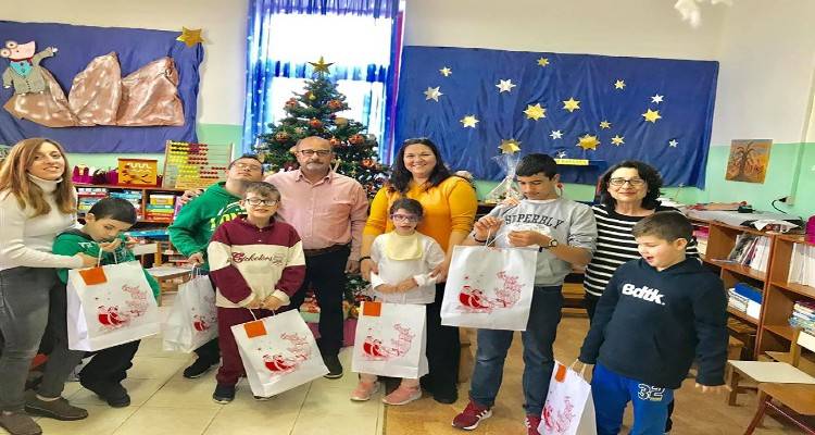 Ο Πρόεδρος Καλλιθεας μοίρασε δώρα στους μαθητές του Ειδικού Σχολείου (photos)