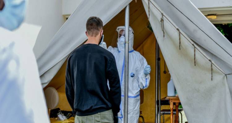 Κορωνοϊός: Νέο καμπανάκι από κυβέρνηση και ειδικούς για τα κρούσματα | Αυξάνονται οι έλεγχοι, γιατί επιστρέφει ο Χαρδαλιάς