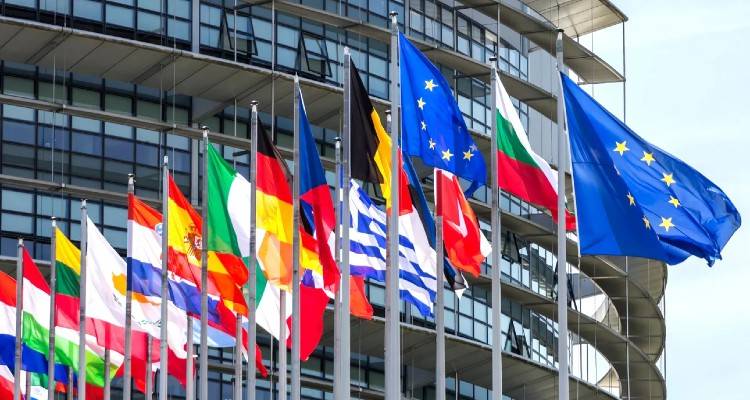 Bloomberg: Έ&rho;&chi;&epsilon;&tau;&alpha;&iota; &pi;&alpha;&kappa;έ&tau;&omicron; &delta;&iota;&sigma;. &tau;&eta;&sigmaf; &Epsilon;&Epsilon; &gamma;&iota;&alpha; &tau;&eta; &chi;&rho;&eta;&mu;&alpha;&tau;&omicron;&delta;ό&tau;&eta;&sigma;&eta; &epsilon;&nu;έ&rho;&gamma;&epsilon;&iota;&alpha;&sigmaf; &kappa;&alpha;&iota; ά&mu;&upsilon;&nu;&alpha;&sigmaf;